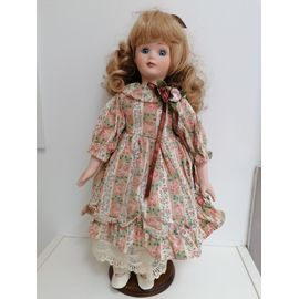 Poupée en porcelaine robe rose à fleurs roses