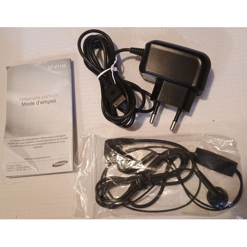 Chargeur Téléphone Samsung (À Clapet) + 1 Paire D'écouteur Et Mode D'emploi.