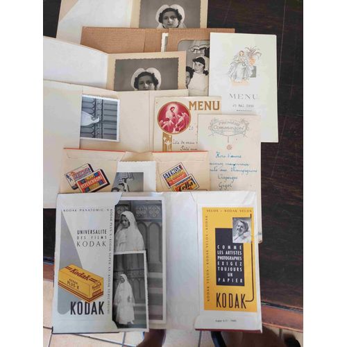 Lot De 7 Photographies Anciennes Sous Pochettes D'Époque Et Publicitaire + Trois Menus : Thème ; Les Communions