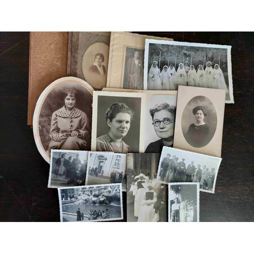 Pochette Photographique Avec Dessin De Fleur En Relief (Butin, Tours) Avec Un Lot De 12 Photographies : Bonne Soeur Nonne, Jeune Fille Communion En Robe Blanche...