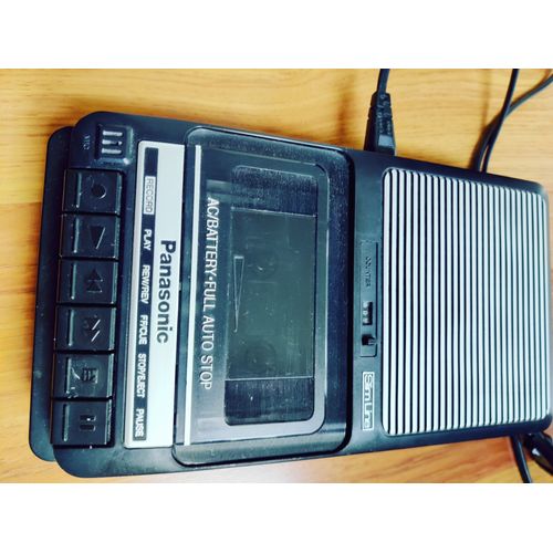 Magnétophone portatif à cassette.