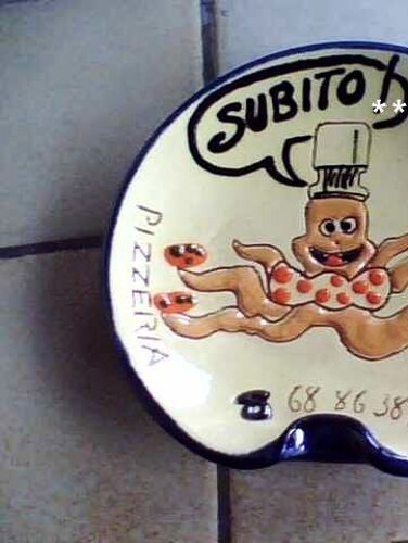 Cendrier en faïence Pizzeria Port - Bar - Cares Signé Azteca - Diamètre 14cm - Non Daté ,Antérieur À 1996 (Numérotation Téléphonique À 10 Chiffres) - Vintage Publicitaire ,Pieuvre, Poulpe