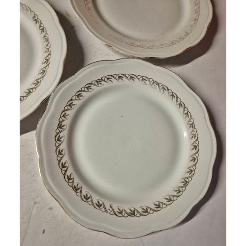 Lot 7 Assiettes À Dessert En Porcelaine Fine Et Dorures Sfp Société Française De Porcelaine