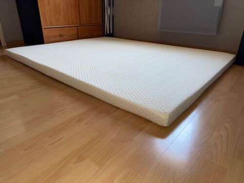 Vds surmatelas a memoire de forme double face. Un cote été et et un coté hiver. Dimension : Largeur 156 cm Hauteur 7 cm Longueur 2m Acheter 200€ prix à débattre.