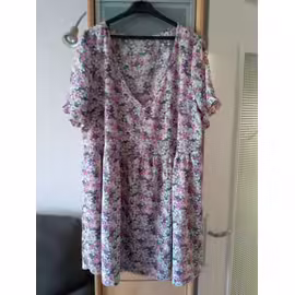 Robe Neuve Taille 52-54 Motif Floral