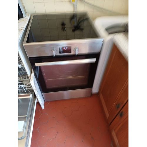 Cuisinière Electrolux avec plaques vitrocéramique intégrée + Four intégrée