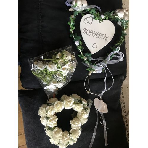 Mariage : coeur bonheur en bois entourage métallique avec 2 couples de colombes et 2 petits coeurs en bois à suspendre avec ruban ( Hauteur 90 cm - coeur de roses blanches & 12 bouquets arum à piquer