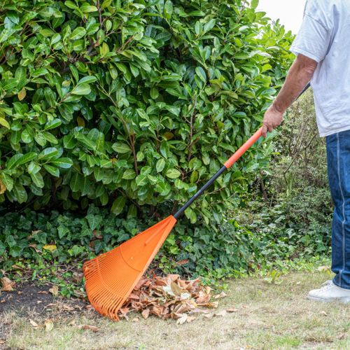 BLACK+DECKER Rateau Jardin BXGTTO7003 178 x 60 x 3 CM - Râteau à Feuilles avec Poignée Confortable - Râteau à Ressort - Orange/Noir