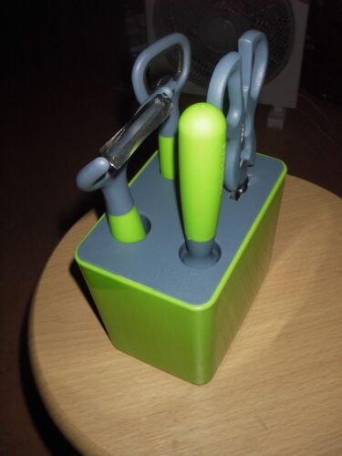 Bloc De Cuisine 4 Pièces: Bloc De Rangement Et Son Ensemble D'ustensiles 4 Pièces Composé D'un Éplucheur, D'une Paire De Ciseaux, D'un Couteau D'office Et D'un Décapsuleur. Coloris Vert Pomme Et Gris