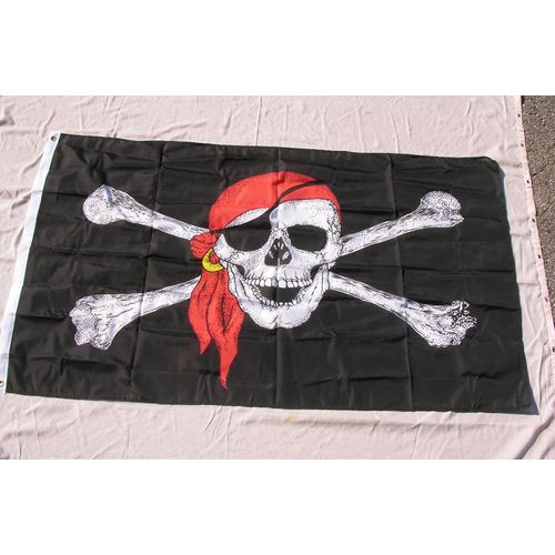 DRAPEAU PIRATE 155 CM SUR 90 CM EN SYNTHETIQUE 2 OEILLETS