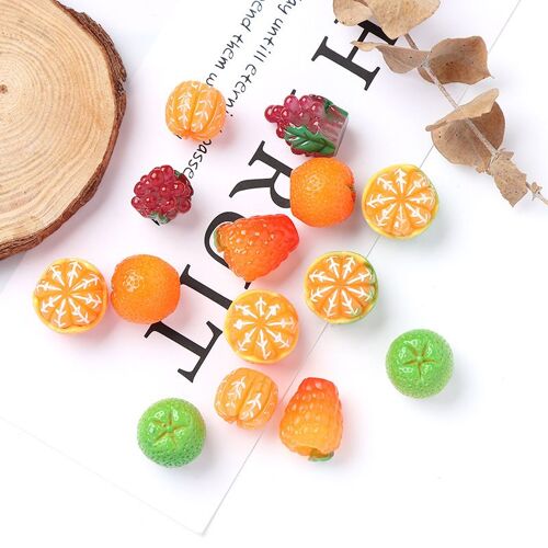 Lot de 20 fruits artificiels, raisin, orange, framboise, pour maison de poupée, miniatures, fruits de jeu, décoration créative, accessoires en résine (style aléatoire)