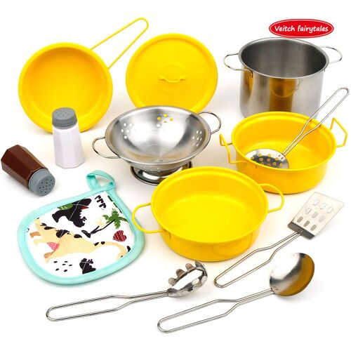 Les enfants cuisinent, cuisinent, passent à la maison, mini cuisine, grattent des légumes