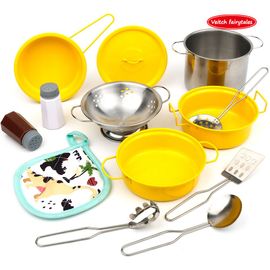 Les enfants cuisinent, cuisinent, passent à la maison, mini cuisine, grattent des légumes