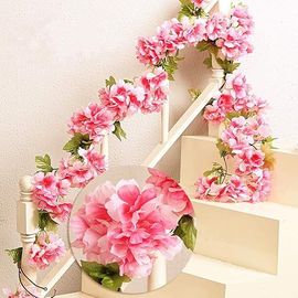 Guirlande de rotin avec les cerisiers en fleurs artificielles 235 cm, idéal pour les clôtures de jardin, décorations de noël et de mariage, rose et rouge.
