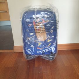 Valise cabine bleu Pitch avec fermeture zip jaune neuve *1 anse retractable en aluminium *1 anse porté main Aménagement intérieur * partie gauche avec poche zip 3/4 avec zip en métal