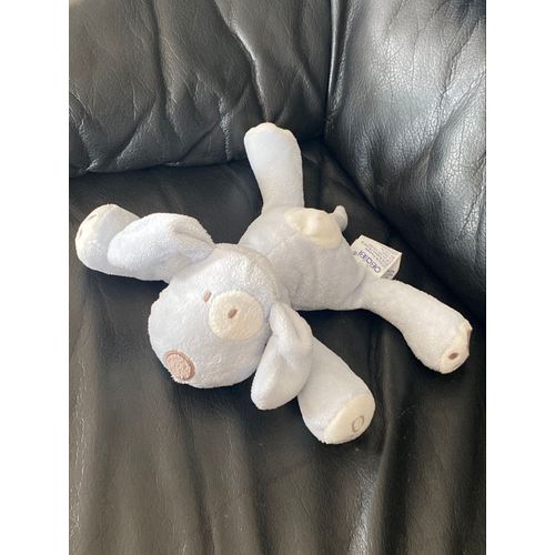 DOUDOU CHIEN BLEU ALLONGÉ COCARD BLANC 20CM