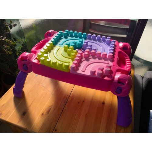 Table Mega Bloks + blocs – jeu créatif pour enfants