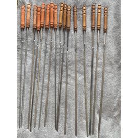 Lot De 16 Brochettes Manches En Bois ( Différences De Coloris Sur Les Manches Voir Photo) Acier Inoxydable . Pics Longueur 33.5cm