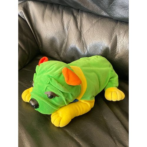 Doudou peluche chien vert orange jaune et bleu allongé vintage 25cm