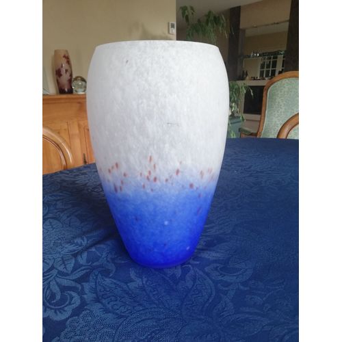 Vase pâte de verre dans le gout de Daum. Vase de forme obus en pate de verre blanc e bleu