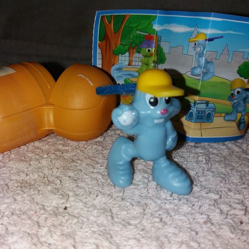Figurine Kinder Sd 340 Lapin Bleu À Casquette Avec Son ?uf Et Bpz
