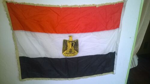 Drapeau avec tète d aigle Rouge Blanc Noir