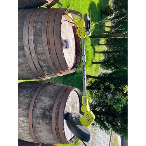 Coupe bordure électrique Ryobi 500W , sur secteur. Il m’a été donné par un voisin qui déménageait . A servi moins de dix fois . Bobine de rechange en plus . 