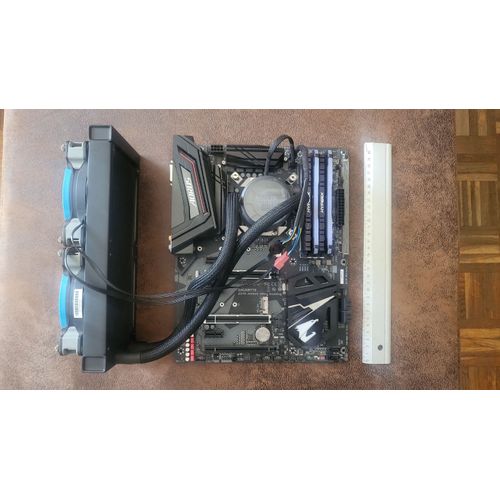 Carte mère Gigabyte Z370 Aorus ultra gaming : Vends odinateur déjà monté, déjà utilisé et fonctionne très bien, manque plus qu'à le monter dans sa tour ATX et a y ajouter des disques durs ou SSD.