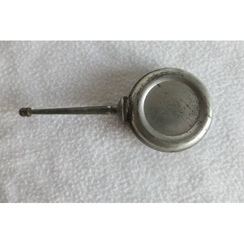 Ancienne Petite Burette À Huile Ronde Et Plate En Métal