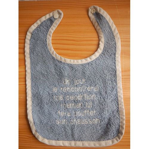 Bavoir Taille Moyenne. Comme Il Connait Bien Sa Mère, Ce Petit.