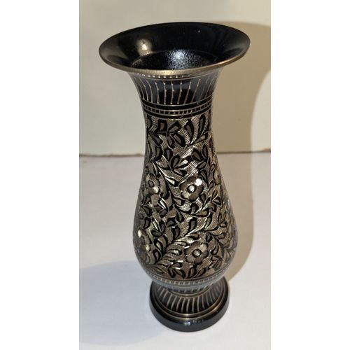 Vase gravé en laiton noir et doré