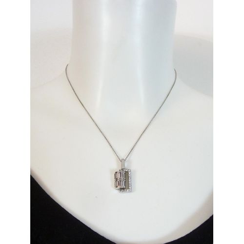 Collier En Métal Argenté Avec Son Pendentif À Strass
