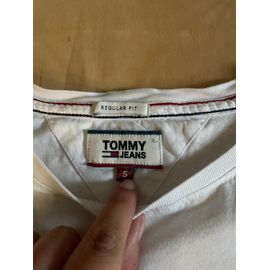 T-Shirt Tommy Hilfiger Blanc Avec Le Logo Broder Sur La Poitrine (Signature Emblématique De La Marque), Il Est De Taille S, Il Est 100% Coton