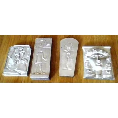 Lot de 4 Tablettes Égyptiennes En Résine Argenté - De 4cm De Large À 12 Cm De Hauteur environ