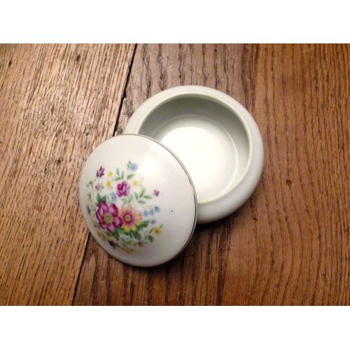 Boite Ronde en Céramique Blanc avec son Couvercle et ses Fleurs Peintes