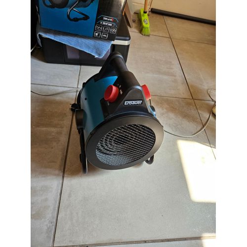 Ce chauffage d'atelier de 3000W est parfait pour réchauffer rapidement une zone non chauffée d'environ 30m². Dimensions : H. 343 x l. 260 x P. 263 mm.