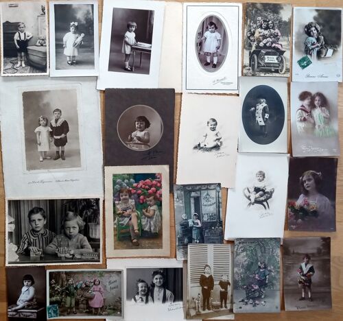Lot 22 Photos Et Cartes Anciennes : Portraits Et Scènes Enfants Années 1900 À 1950 (Culottes Courtes, Nounours Et Poupées..)