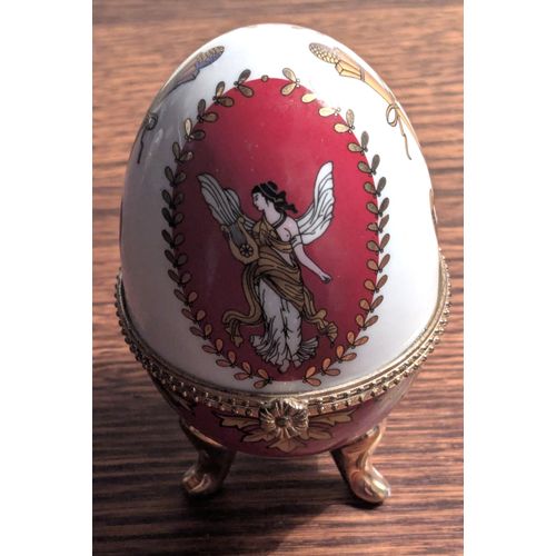 Oeuf en Porcelaine sur Pieds - Editions Atlas