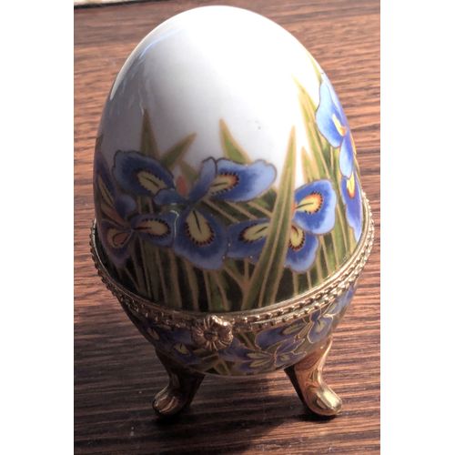 Oeuf en Porcelaine sur Pieds "Iris" - Editions Atlas