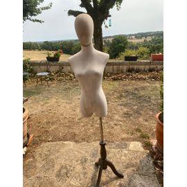 Mannequin femme comportant tête, bras rigide et bras de moulage, début d’entrejambe et pied en bois taille 36