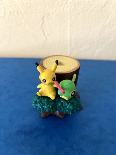 Figurine Pokémon : Pikachu Et Chenipan