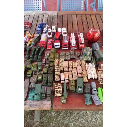 Jouets miniature véhicules militaires et autres