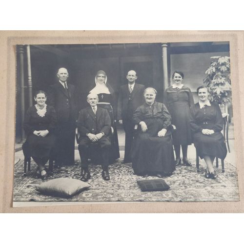 Photo Ancienne D'Un Groupe Familial Contrecollée Sur Carton Épais - Estimée Années 1920 - Photographe De Backer-D'Haeseleer / Heldergem (Belgique)