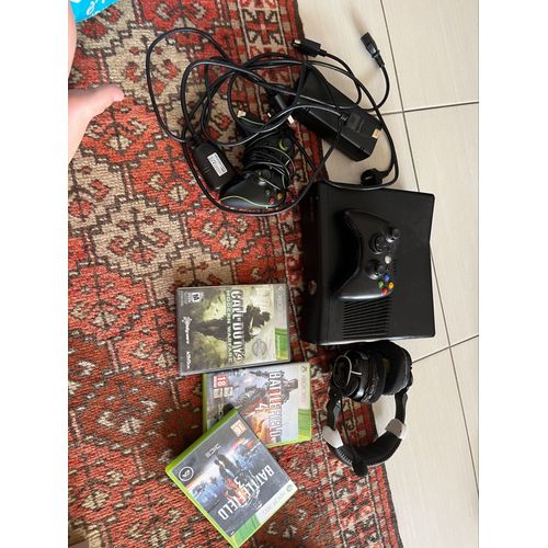 Je Vends Une Xbox360 Avec Le Cordon Ainsi Que -1 Casque - 2 Manettes (1 Filaires Et L’Autre Non ) -3 Jeux  - Battlefield 3 - Battlefield 4 - Call Of Duty 4