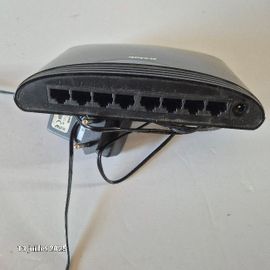 Switch D-link modèle des-1008d (8 ports 10/100Mps) noir avec adaptateur
