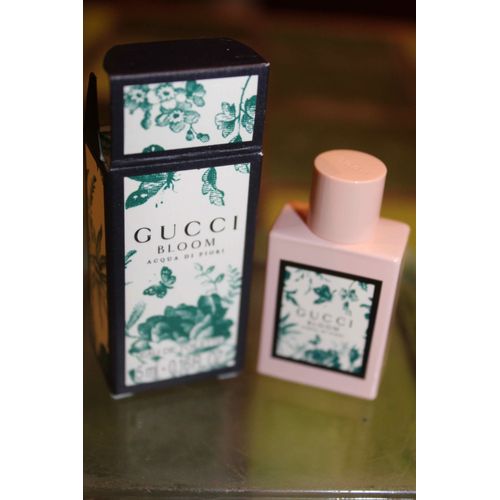 Récente Miniature Gucci "Bloom Aqua Di Fiori".Contenance:5ml En Eau De Toilette .Miniature Garantie Neuve ,Jamais Ouverte.Envoi Mondial Relay.
