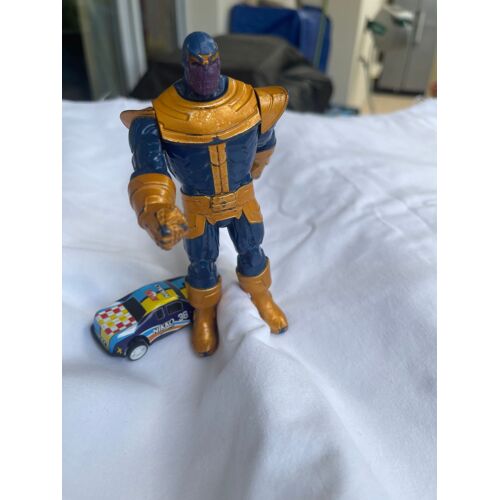 Lot de 2 jouets voiture miniature et Figurine Thanos