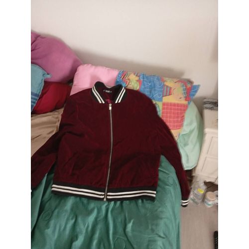 Vend Blouson Bordeaux Femme Taille L.Je Véus Être Payé Que Par Cb Française Uniquement.