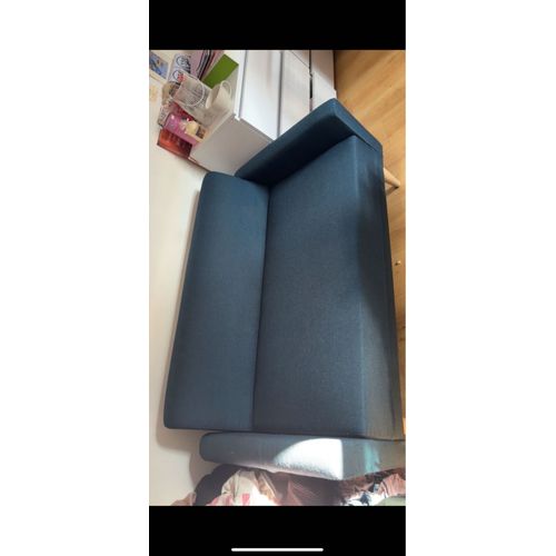 Canapé Conforama Bleu Canard, Acheté 130€, Quasiment Neuf, Utilisé En Décoration, Légèrement Abîmé Sur Un Des Accoudoirs, Prix Négociable.