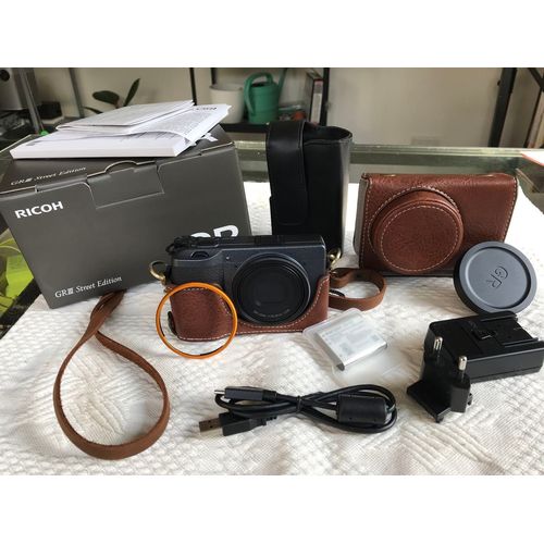 Ricoh GR III « Street Edition » 24.2 mpix + tous accessoires, étui GR, 2ème batterie Ricoh + autre étui en cuir, objectif 28mm f/2.8.